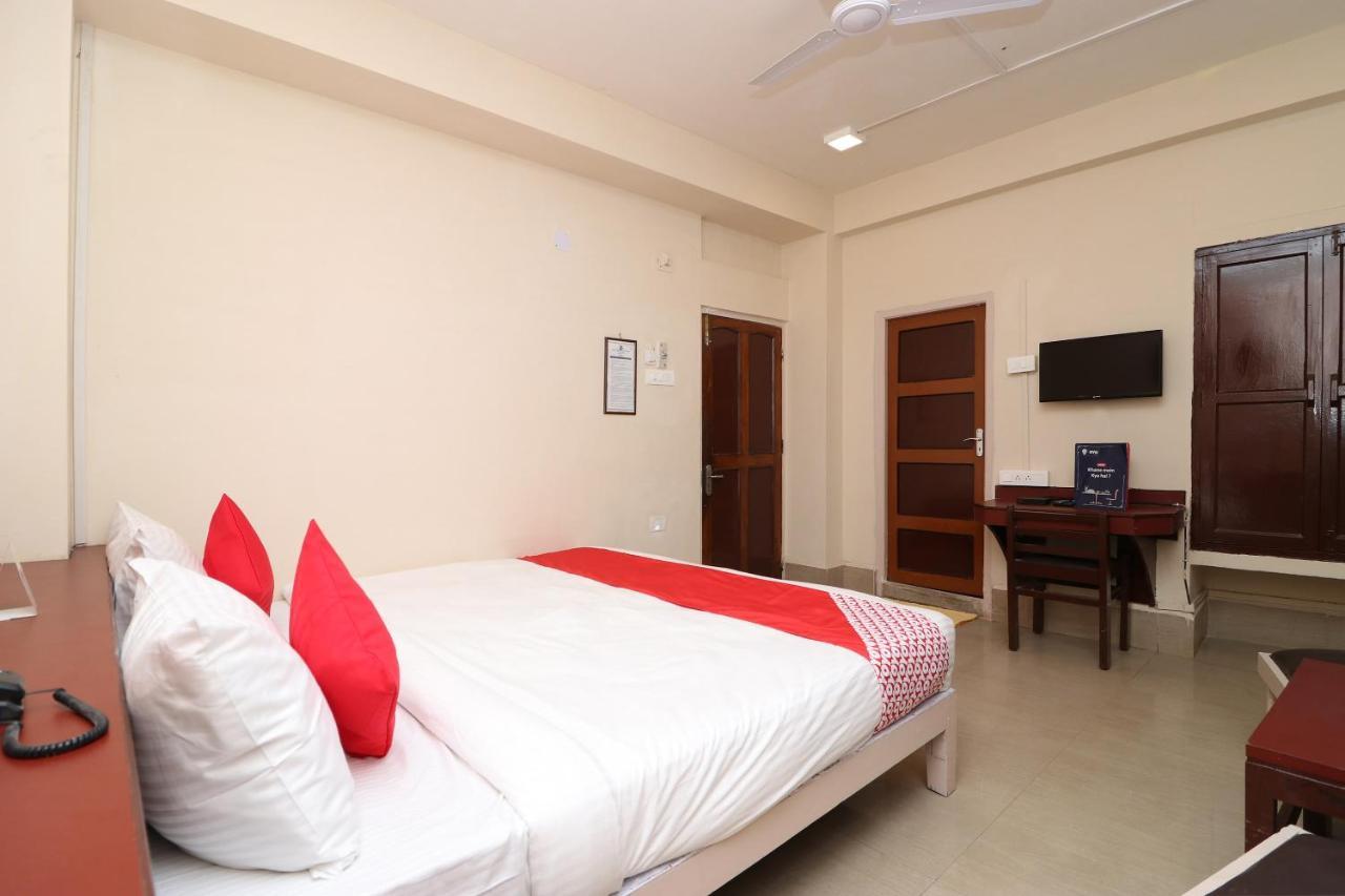 Vaccinated Staff - Capital O 7933 Hotel Trimurty International Guwahati Eksteriør billede