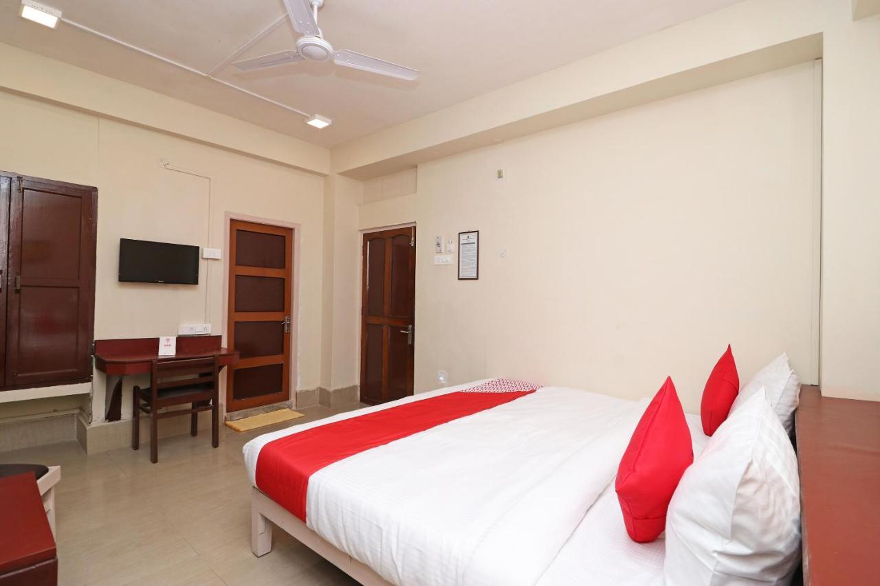 Vaccinated Staff - Capital O 7933 Hotel Trimurty International Guwahati Eksteriør billede