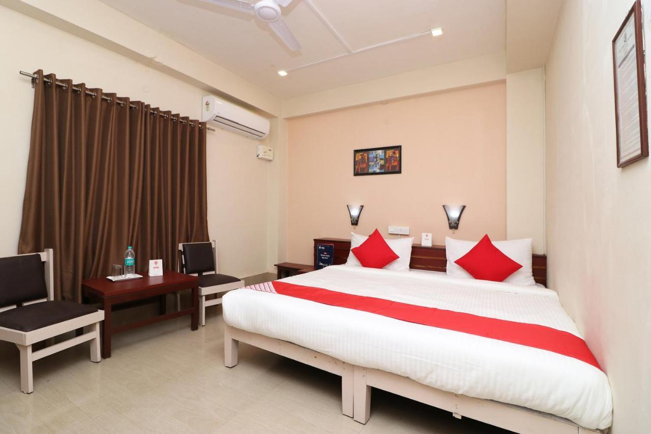 Vaccinated Staff - Capital O 7933 Hotel Trimurty International Guwahati Eksteriør billede